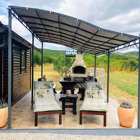Holiday home Robinson House Orkula In The Heart Of Olive'S Yard Puticanje