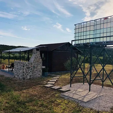 Robinson House Orkula In The Heart Of Olive'S Yard Holiday home Puticanje